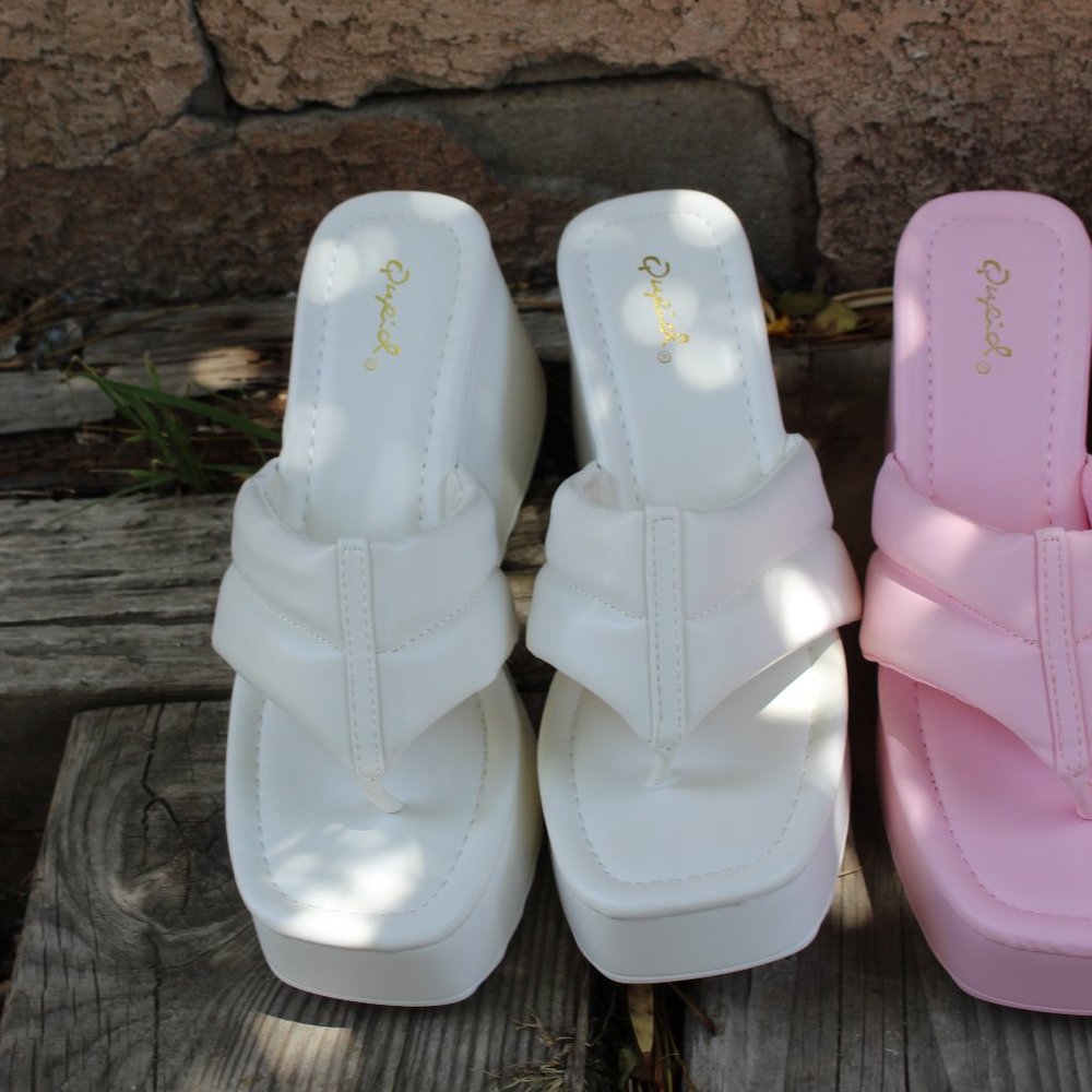 🚨FEW PAIRS LEFT// White platform Thong Sandal - Picture 9 of 11